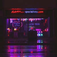 誘惑が多い！？年下彼氏が浮気に走るパターン2つ