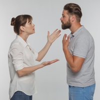 単身赴任中に浮気をする夫に離婚したいと言われた…離婚するべき？