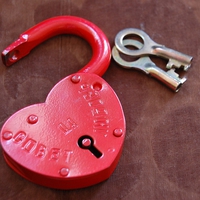 「浮気相手に連絡したい...」頻度が減って不安なときの対処法